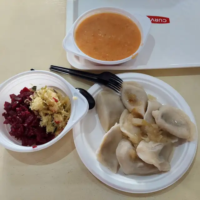 Barszczyk z pierogami